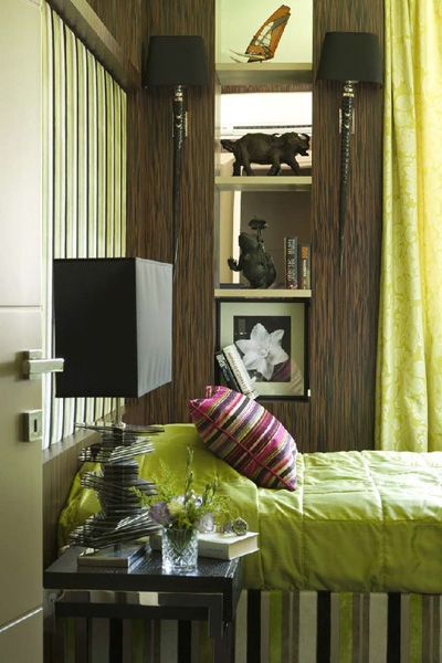 Sul comodino PARENTESI base in metallo ottone nichelato, con cassetto e piano in legno rovere tinto marrone wenge’, la lampada STRATOS con Lastre in metallo e plexiglas nero movibili, paralume nero. Alla parete coppia di applique corno vero ORYX nero, con ventoline nere.