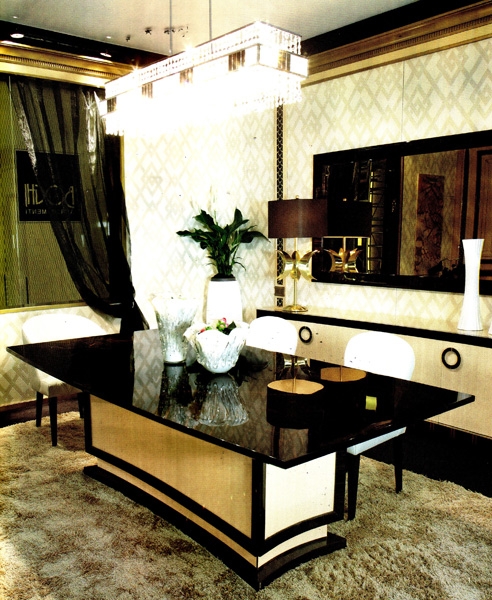 Sulla consolle la nostra lampada Luna in ottone naturale verniciato, con paralume teletta marrone