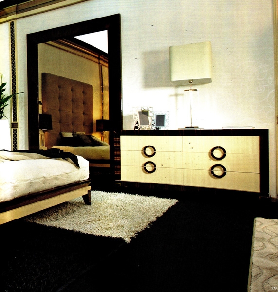 Sul cassettone la nostra lampada Venere in plexiglas trasparente e ottone finitura nichel, con paralume shantung avorio. Coppia nostre cornici CIRCLE, in nikel 