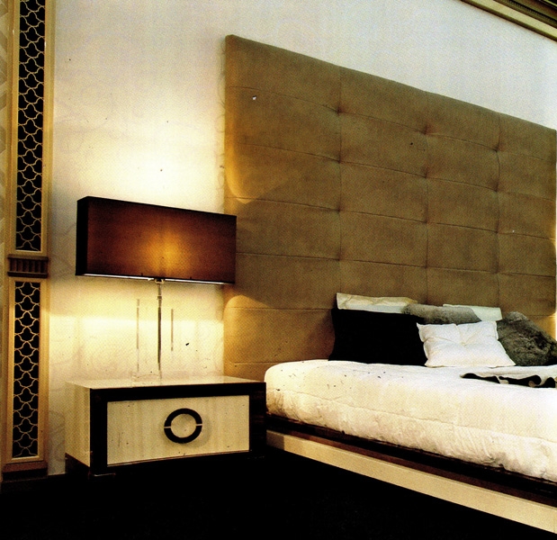 Sul comodino la nostra lampada Finestra in plexiglas trasparente e ottone finitura nichel, con paralume ponge' nero 