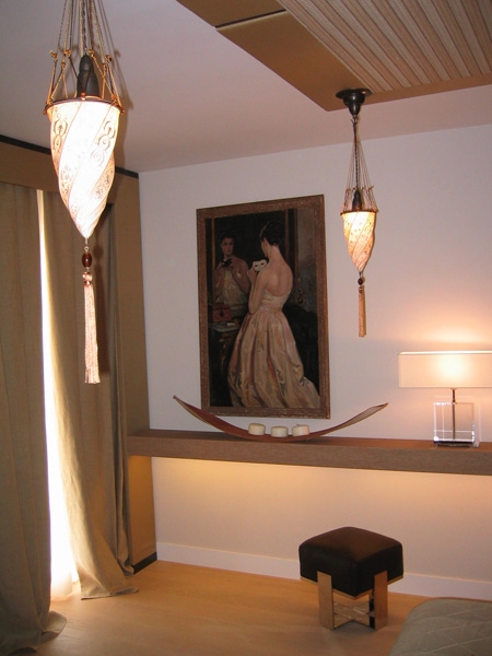 Artistic Room On the shelf, table lamp ICE in clear plexiglas and base in brass nichel plated; ivory shade; puff EVEREST with metal base, black leather seat. 