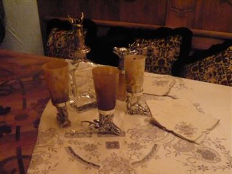 СЕРИЯ ОХОТА: Стаканы из настоящего рога, металлические головы: лошадь, кабан, олень; бутылка кристалл CERVO.