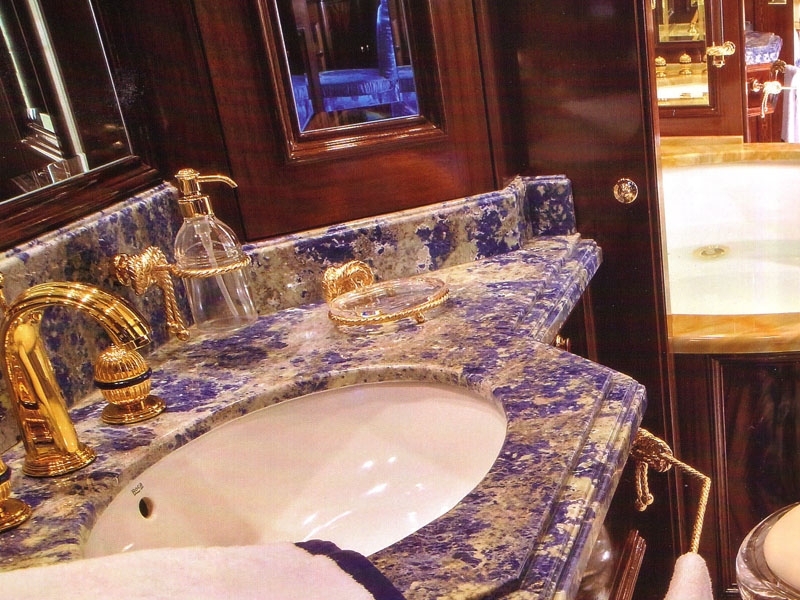 Наша коллекция для ванных комнат является линия КАНАТ: финиш с золотистой отделкой полированная с золотистой отделкой: полотенцедержатель 60 см, мыльница.