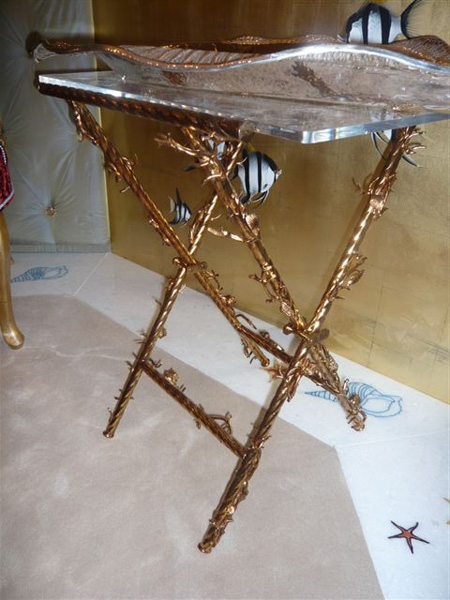 Лоток изготовлен из прозрачного плексигласа, с канатом из серии SHELL и кораллы: из латуни, финиш – французское золото.