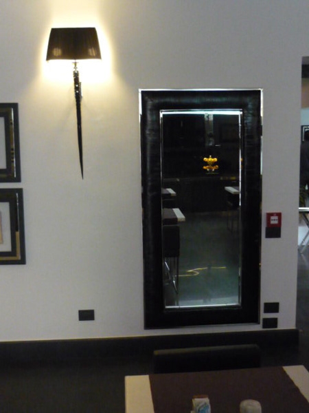 Wall lamp real ORYX black horn, black shade; big black EEL MIRROR(180x90)with metal parts in brass nichel plated. , parti in metallo ottone finitura nichel. 