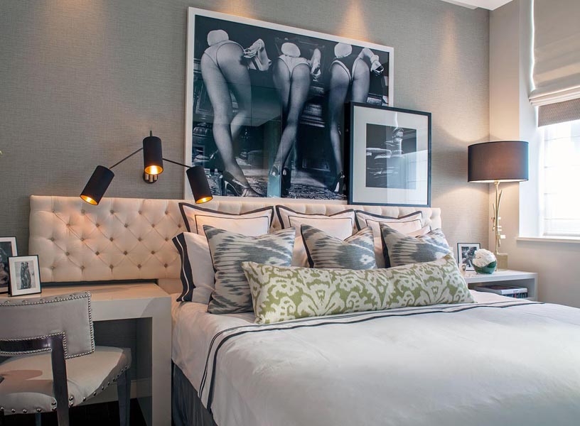 London, Pied a Terre, by Intarya: on the bedside table, our table lamp Estro, in natural brass “vintage” effect, with black ponge’ shade