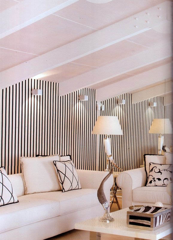 Shots in the foreground of our elegant furnishings (real zebra box, true desert goat horns on squared base and real horn lamps), to emphasize the care with which the Arch. Boffoli selected every details