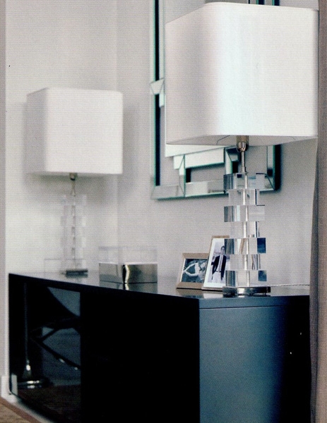 In primo piano coppia di lampade GRATTACIELO in plexiglas trasparente e base ottone finitura nichel; Scatola GHIACCIO coperchio plexiglas e base in metallo.