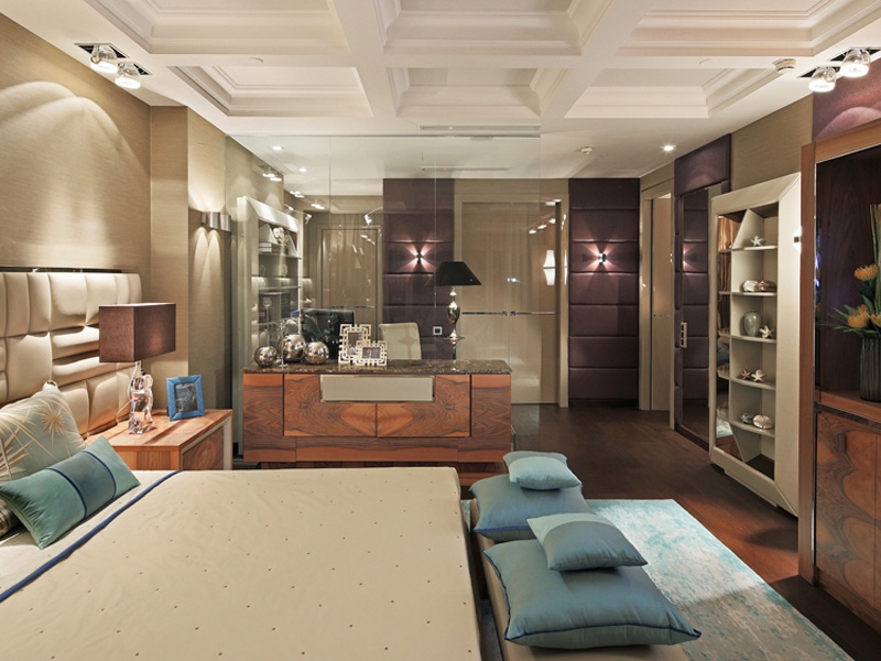 Lampada ICEBERG in plexiglas trasparente, coppia di cornici LABIRINTO in ottone, finitura nichel.