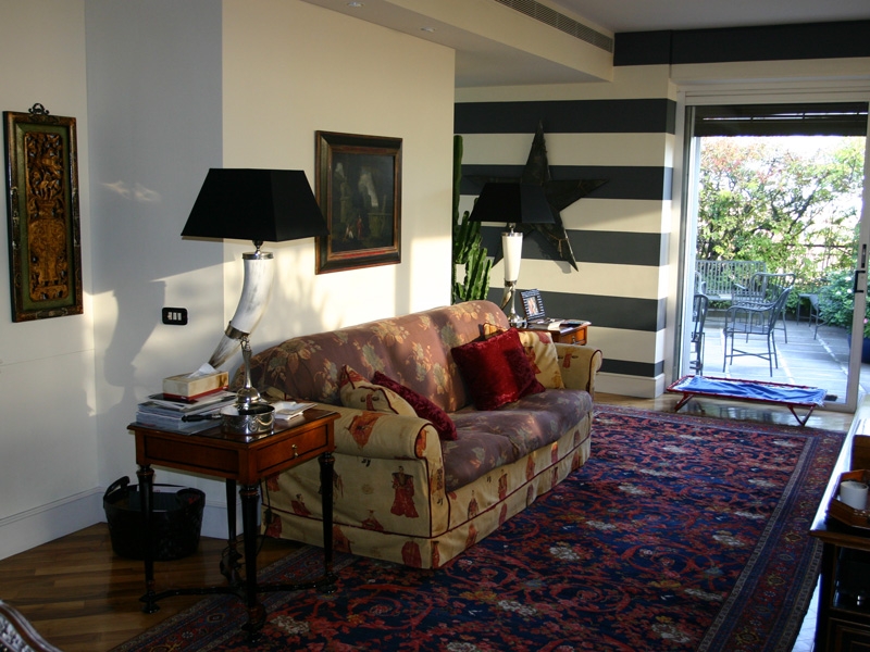 STAR ROOMS: Coppia di lampade corno ZEBU vero naturale su base quadrata in ottone finitura nichel; paralumi neri 