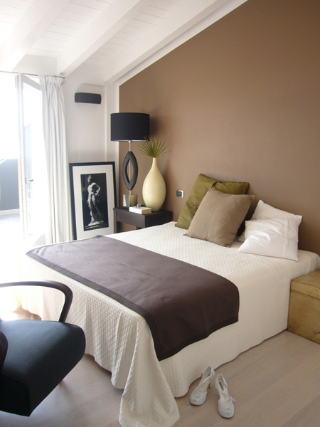 In the master bedroom, on the bedside table, the table lamp INCAS in black oak wood on CUBE metal base, with black ponge’ shade.