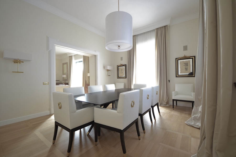 Nell'immensa sala da pranzo, i nostri quadri in legno nero rovere con inserto metallo in ottone naturale effetto vintage e stampa Capitello; sempre alle pareti le Applique Venere in plexiglas trasparente e ottone naturale con paralume bianco 